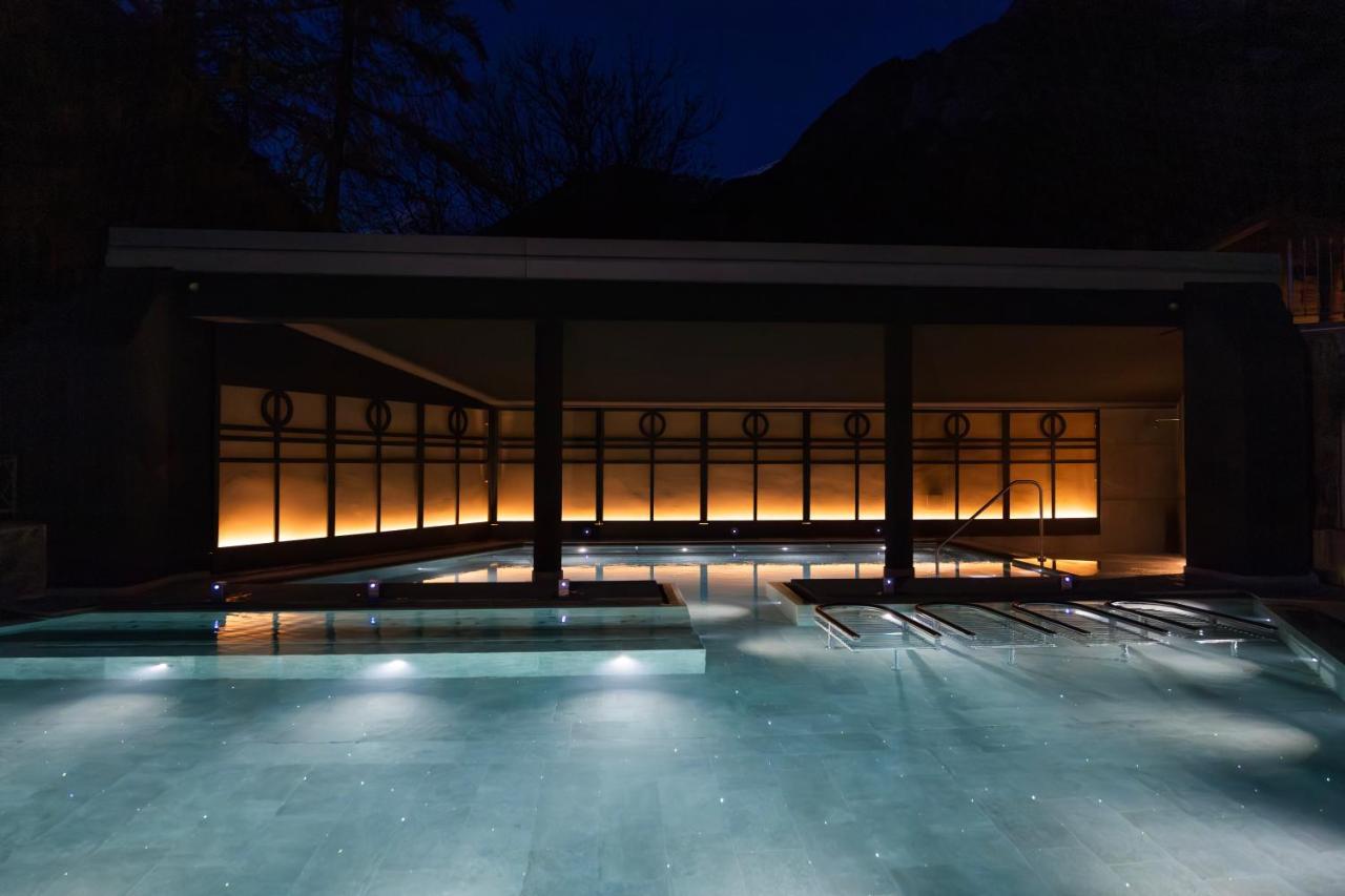 QC Terme Grand Hotel Bagni Nuovi Bormio Esterno foto The outdoor pool at night