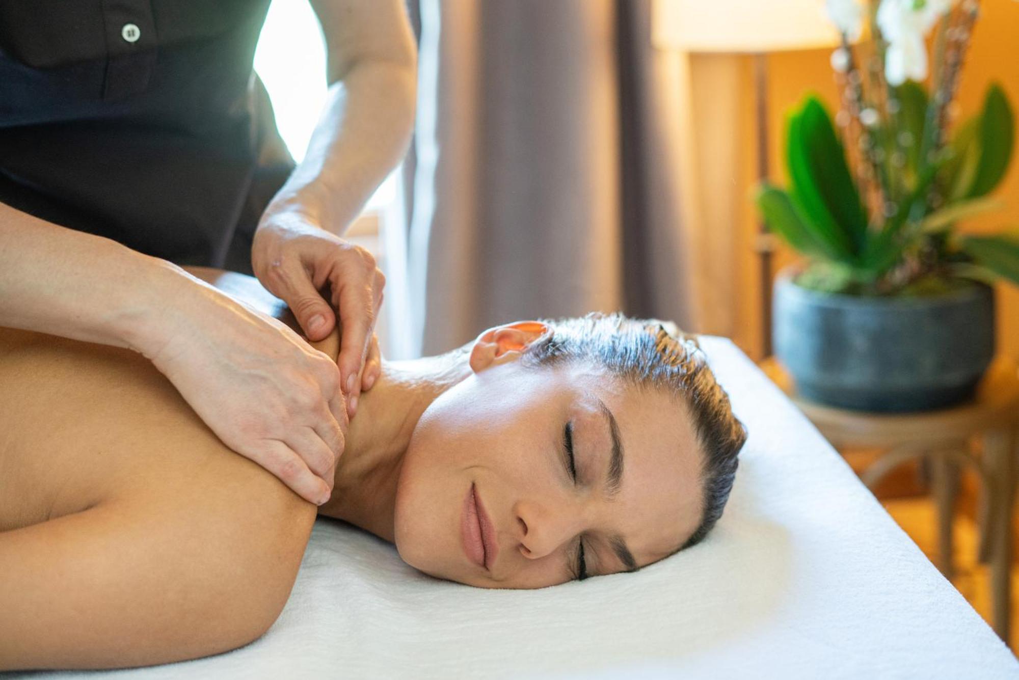 QC Terme Grand Hotel Bagni Nuovi Bormio Esterno foto A woman receiving a massage