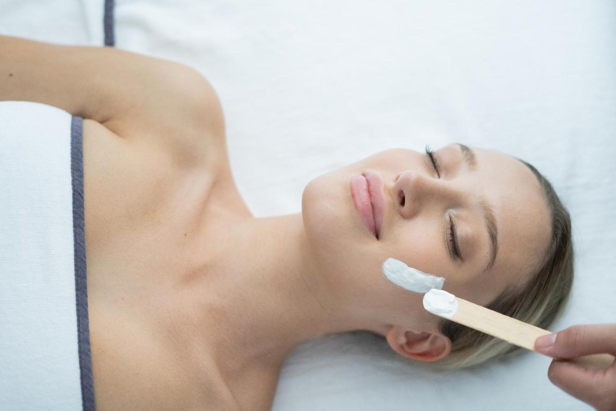 QC Terme Grand Hotel Bagni Nuovi Bormio Esterno foto A woman receiving a facial chemical peel