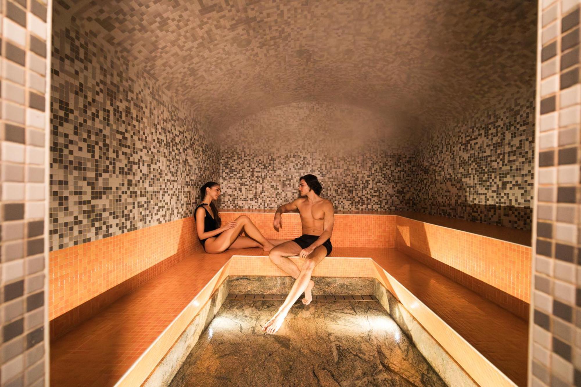 QC Terme Grand Hotel Bagni Nuovi Bormio Esterno foto A modern spa
