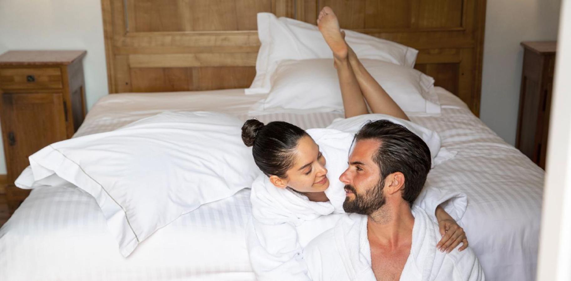 QC Terme Grand Hotel Bagni Nuovi Bormio Esterno foto A couple wearing bathrobes