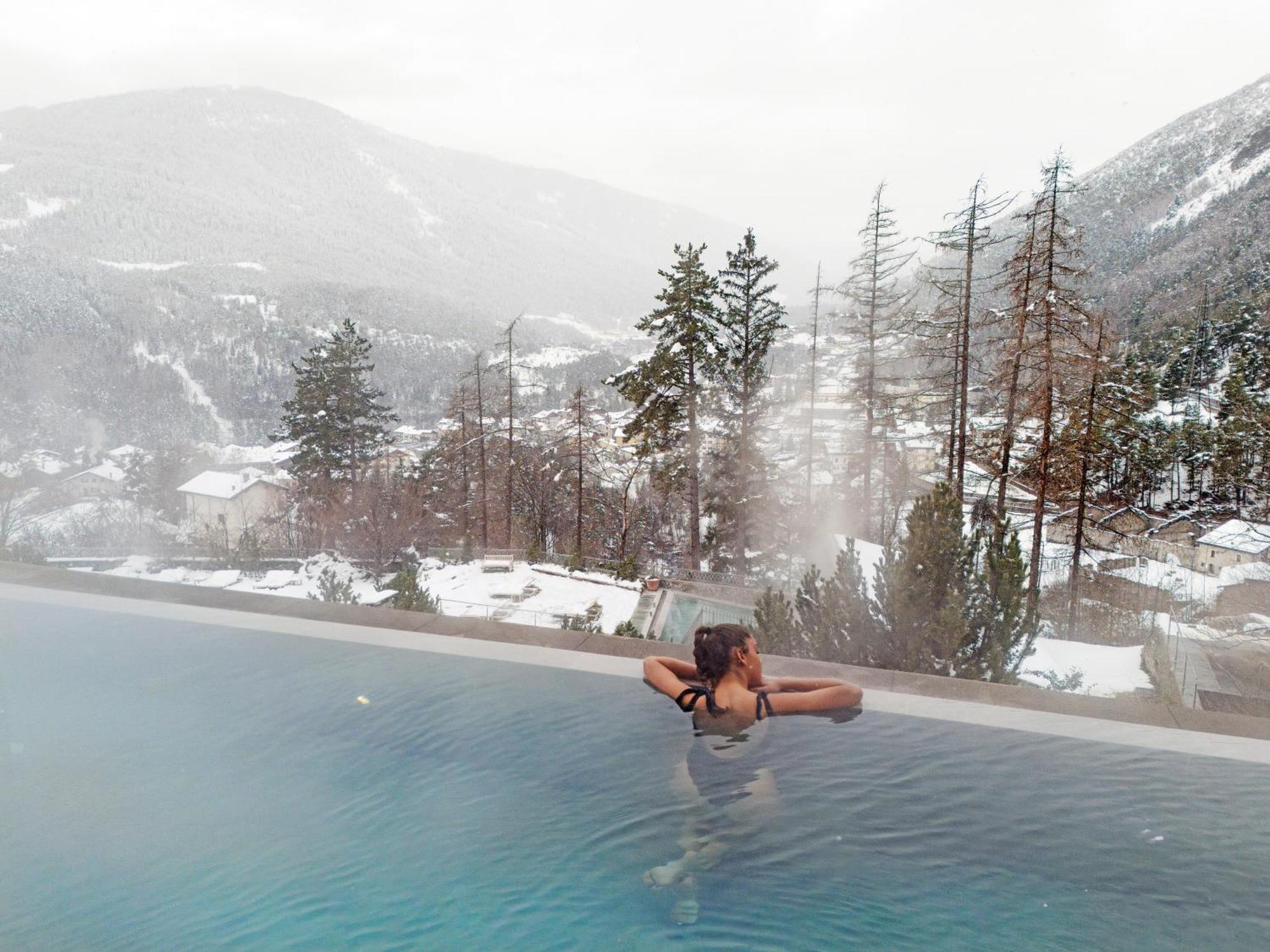QC Terme Grand Hotel Bagni Nuovi Bormio Esterno foto Outdoor pool at the Hotel Axelmannstein
