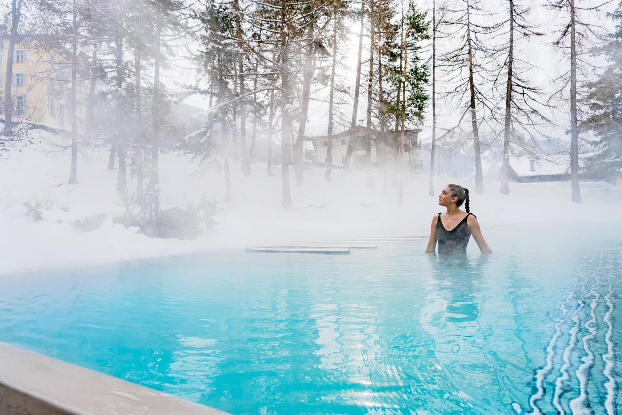 QC Terme Grand Hotel Bagni Nuovi Bormio Esterno foto A woman bathing in a thermal pool