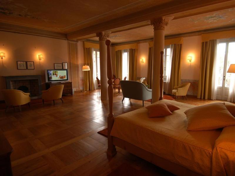 QC Terme Grand Hotel Bagni Nuovi Bormio Esterno foto A suite at the Hotel Excelsior
