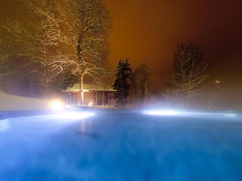 QC Terme Grand Hotel Bagni Nuovi Bormio Esterno foto The ice rink at night