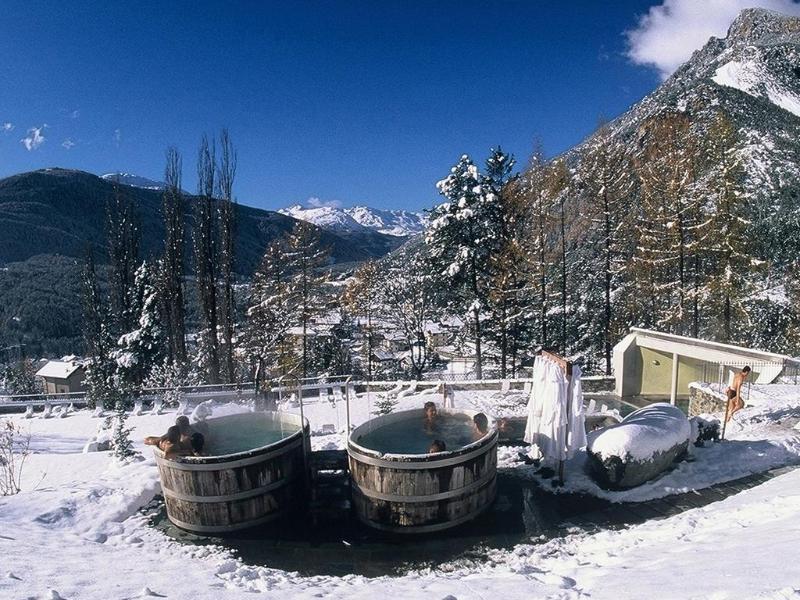 QC Terme Grand Hotel Bagni Nuovi Bormio Esterno foto Outdoor hot tubs at the resort