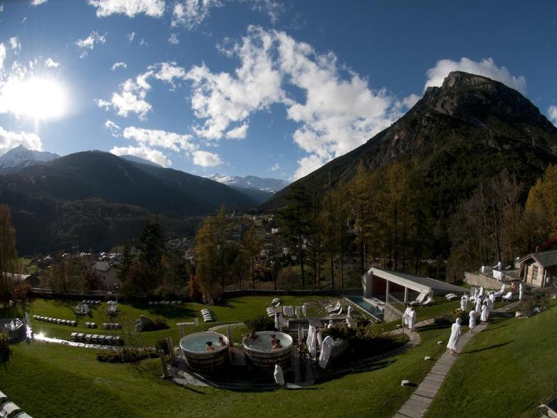 QC Terme Grand Hotel Bagni Nuovi Bormio Esterno foto The village of Vals